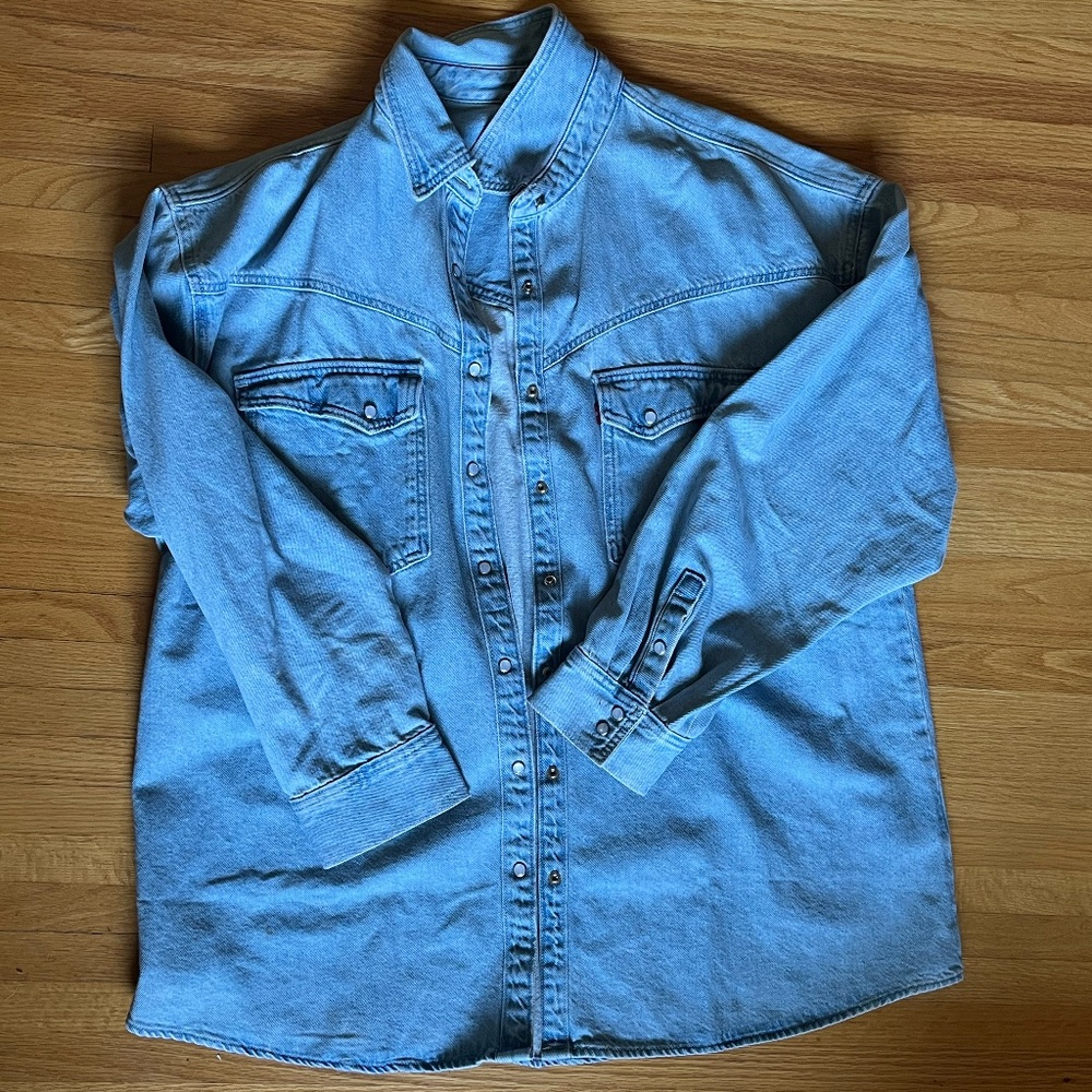 NEVER WORN Levis Denim Overshirt XL in light blue